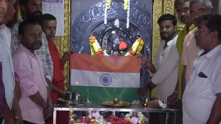 ನಾಳೆ ಭಾರತ ಮತ್ತು ಆಸ್ಟ್ರೇಲಿಯಾ ಪಂದ್ಯಾವಳಿ ಹಿನ್ನೆಲೆ: ಕ್ರೀಡಾಭಿಮಾನಿಗಳಿಂದ ವಿಶೇಷ ಪೂಜೆ