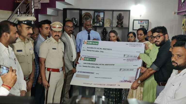 ಕ್ಯಾಪ್ಟನ್ ಪ್ರಾಂಜಲ್ ಕುಟುಂಬಕ್ಕೆ 50 ಲಕ್ಷ ರೂ. ಪರಿಹಾರದ ಚೆಕ್​ ಹಸ್ತಾಂತರ
