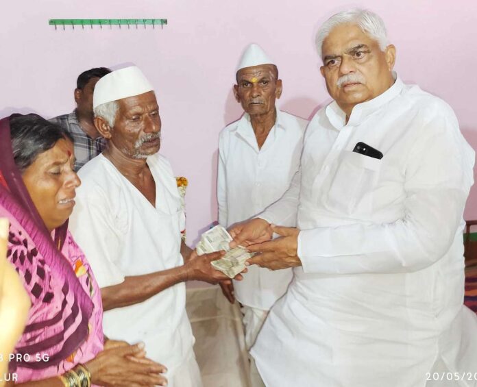 A compensation of Rs 1 lakh each to the family of the deceased