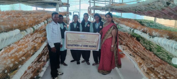 Visit of students to sericulture sites