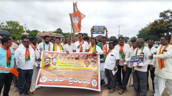 To provide justice to the ST community the BJP ST Morcha laid siege to the District Collector's office