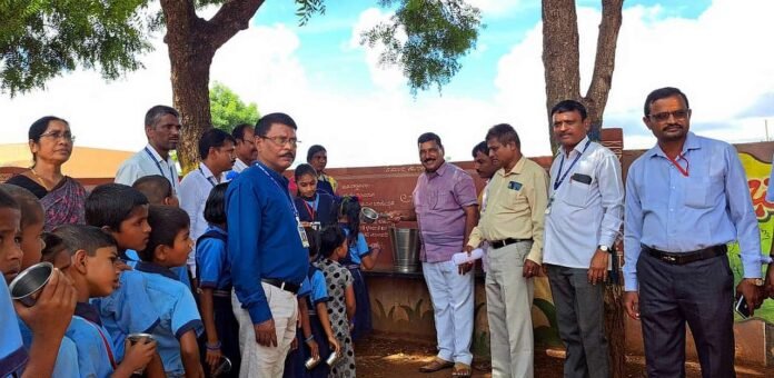 Unexpected visit to taluk schools by field education officers