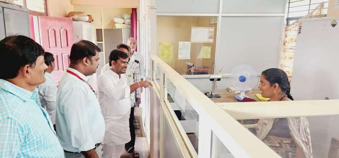 MLA Dr. paid a surprise visit to Tehsildar's office. Chandru Lamani
