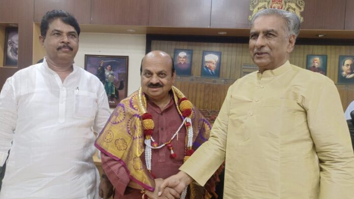 Basavaraja Horatti honors MP Bommai