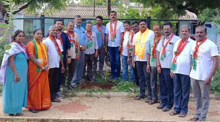 ಬಿಜೆಪಿಯಿಂದ ಸಸಿ ನೆಡುವ ಕಾರ್ಯಕ್ರಮ