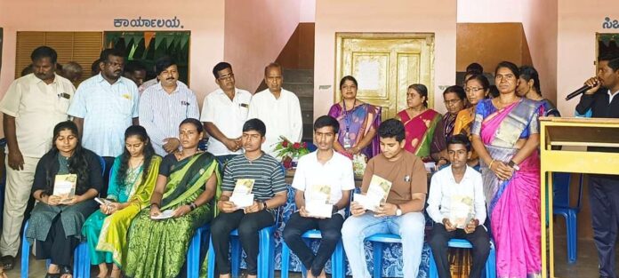 Cash reward for children is an honor program organized by teachers for seniors