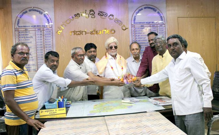 A Tribute to Akbarsaba Babarchi by Grain Market Traders