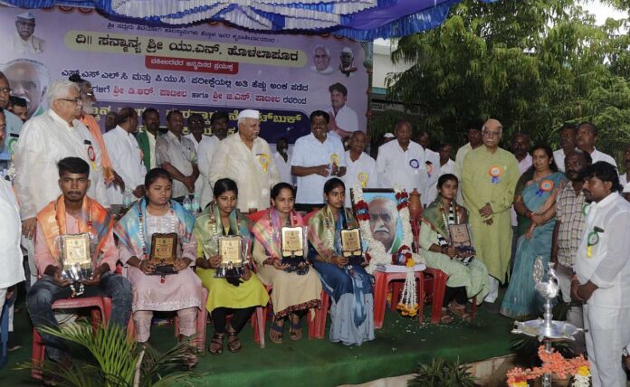 The. U.N. Meritorious students felicitated on the occasion of Hollapur's birthday