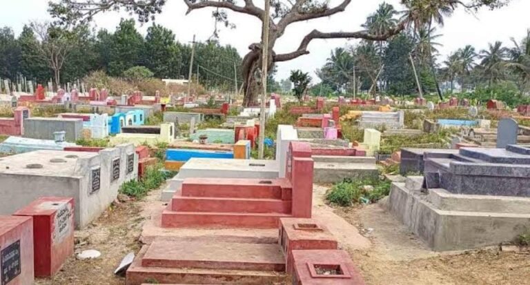 Davanagere: ಒಂದೇ ದಿನ 7 ಜನ ಸಾವು: ಸ್ಮಶಾನಕ್ಕಿಲ್ಲ ಜಾಗ, ಅಂತ್ಯಕ್ರಿಯೆಗೆ  ಗ್ರಾಮಸ್ಥರ ಪರದಾಟ!
