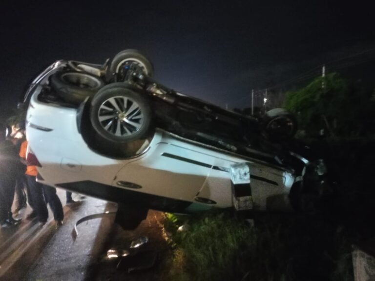 ದೇವನಹಳ್ಳಿ: ಭೀಕರ ಅಪಘಾತ; ಇನೋವಾ ಕ್ರಿಸ್ಟಾ ಕಾರ್ ಪಲ್ಟಿ, ನಾಲ್ವರಿಗೆ ಗಂಭೀರ ಗಾಯ!