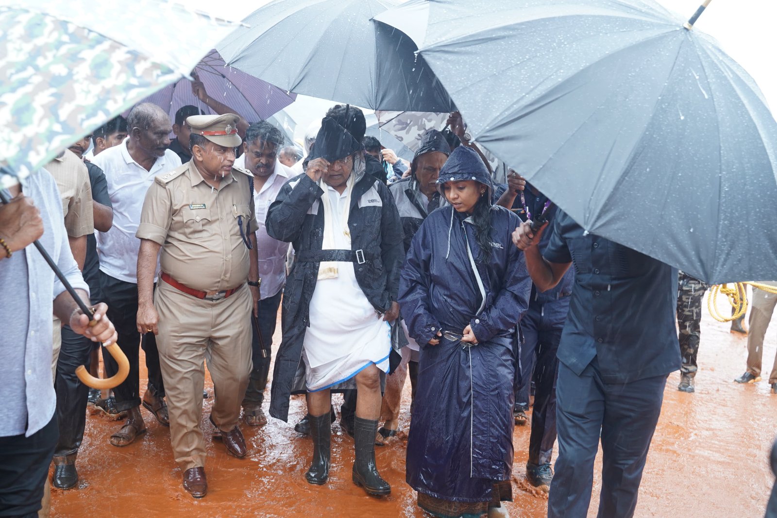 ರಣಭೀಕರ ಮಳೆ: SDRF-NDRF ಸಿಬ್ಬಂದಿ ಜೊತೆ ಚರ್ಚೆ ನಡೆಸಿದ ಸಿಎಂ