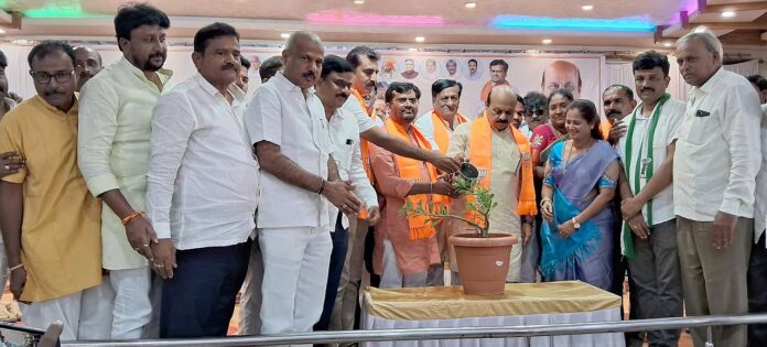 The congratulatory ceremony was organized by Shirahatti Mandal