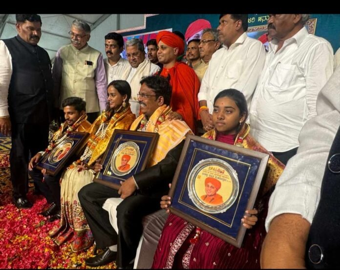 Basavaraja Bellary honored at Pratibha Puraskar programme