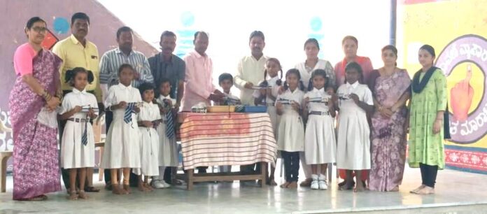 Belt tie distribution by JDS district president