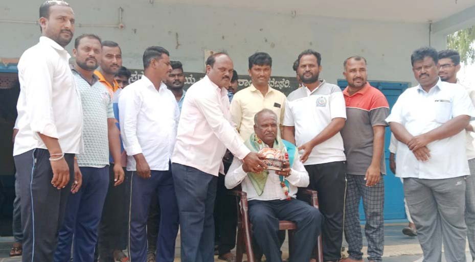 Distribution ceremony of 100 tatoos for school children's dinner