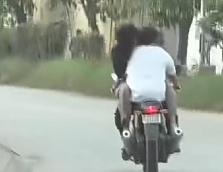 ಬೈಕ್ ನಲ್ಲಿ ಪ್ರೇಮಿಗಳ ರೊಮ್ಯಾನ್ಸ್: ವಿಡಿಯೋ ನೋಡಿ ಕ್ಯಾಕರಿಸಿ ಉಗಿದ ನೆಟ್ಟಿಗರು!