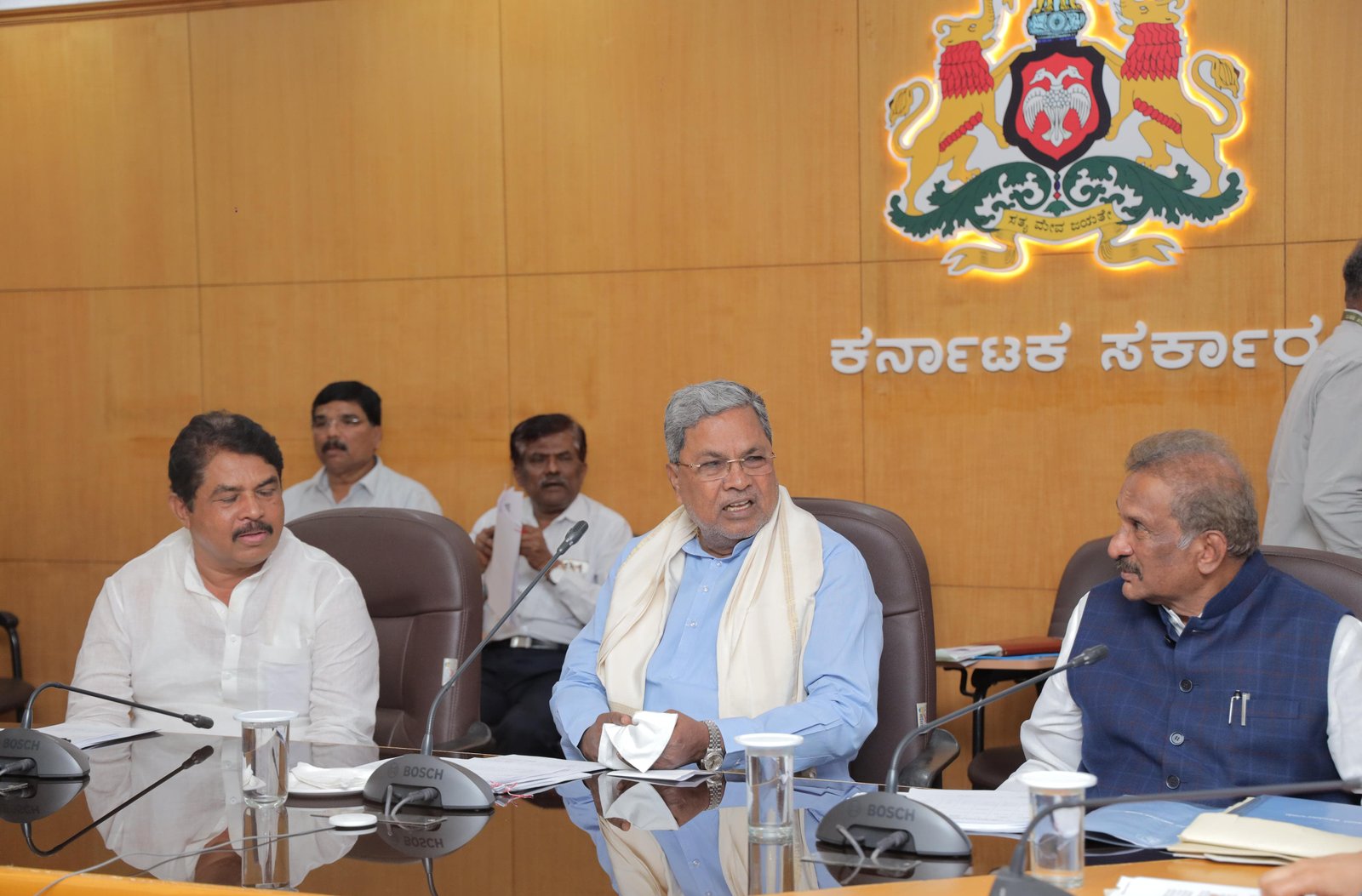 ಗುಂಡು ಪಿನ್ ಸುಚ್ಚಿ ಸಿಎಂ ಸಿದ್ದರಾಮಯ್ಯ ಬೆರಳಿಗೆ ಗಾಯ! ವೈದ್ಯರಿಂದ ಪ್ರಾಥಮಿಕ ಚಿಕಿತ್ಸೆ