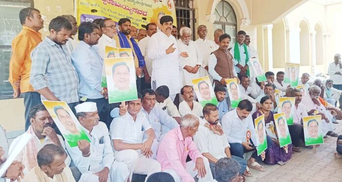 Protest against Governor by Ahinda organization