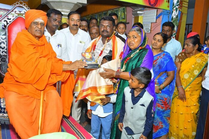 Prasad devotional service at the Mysore Math by the Dalayat family