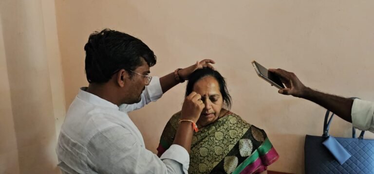 ಗದಗ: ಮಾನವ ಸರಪಳಿ ವೇಳೆ ಇಬ್ಬರು ಶಿಕ್ಷಕಿಯರ ಮೇಲೆ ಹೆಜ್ಜೇನು ದಾಳಿ!