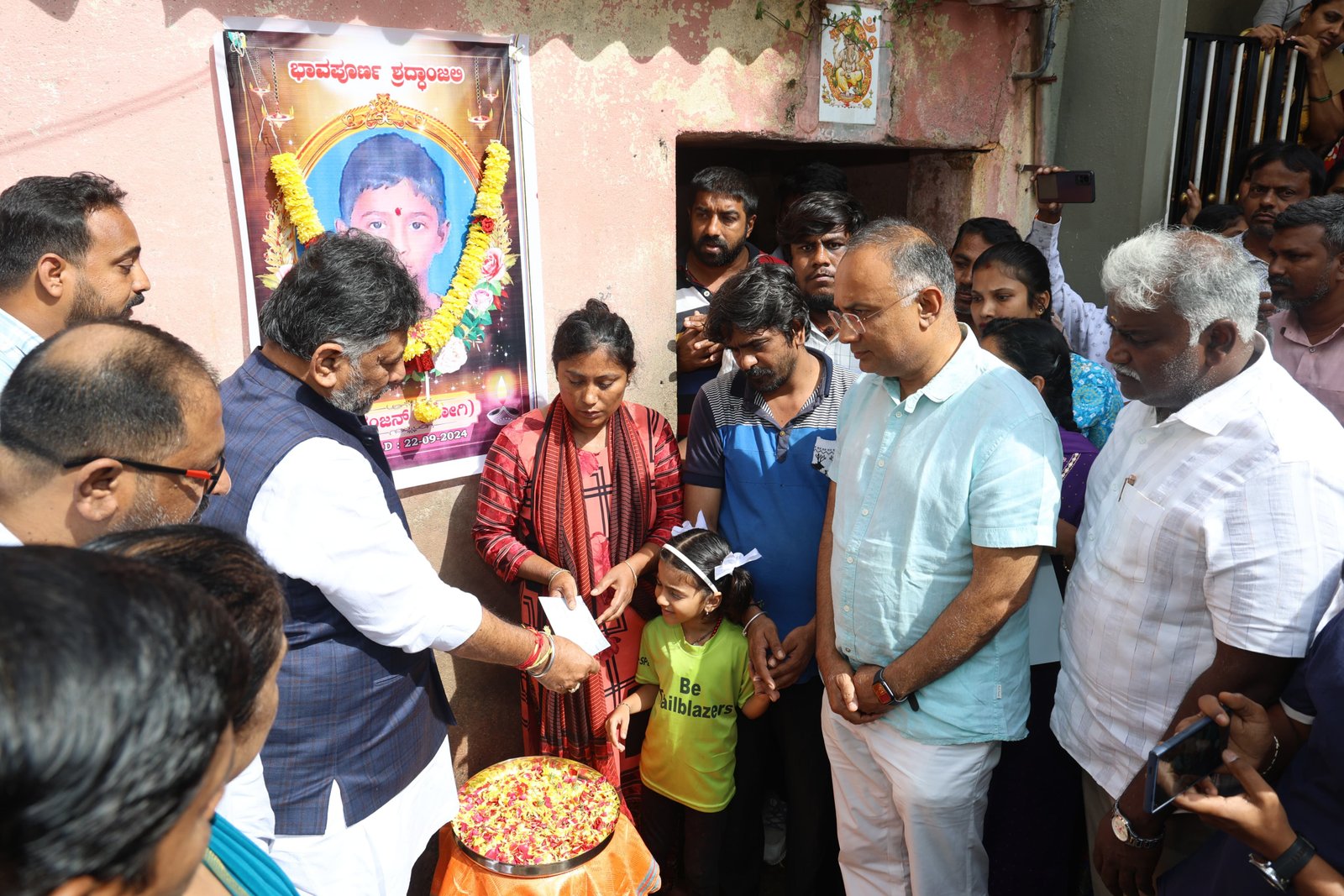 ಗೇಟ್ ಬಿದ್ದು ಮೃತಪಟ್ಟ ಬಾಲಕನ ಕುಟುಂಬಕ್ಕೆ ₹ 10 ಲಕ್ಷ ಮೊತ್ತದ ಪರಿಹಾರ ಚೆಕ್ ವಿತರಿಸಿದ ಡಿಸಿಎಂ