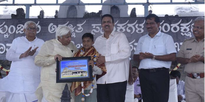 An honest boy is honored by the minister