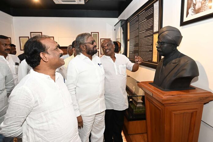 Forest Minister Ishwara Khandre visited the residence of Sir Siddappa Kambali