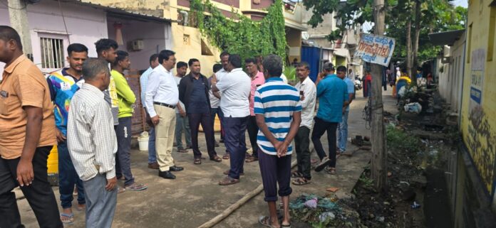 Mahesh Potadhara visits rain damaged residences