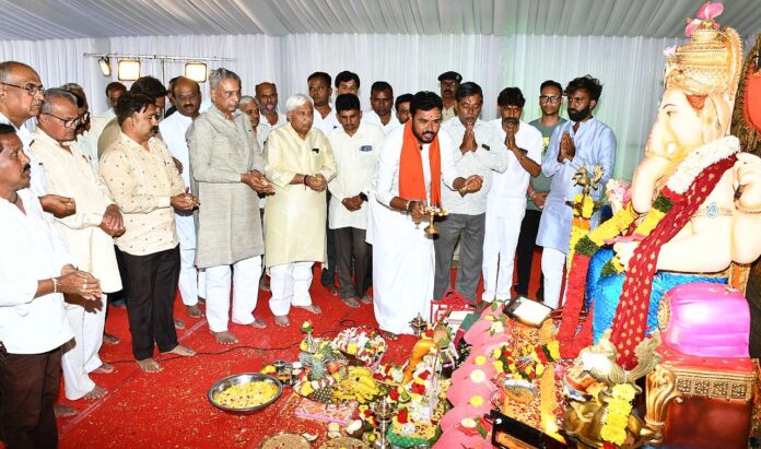 Special Puja to Ganesha by Shri Gajananotsava Trust Committee