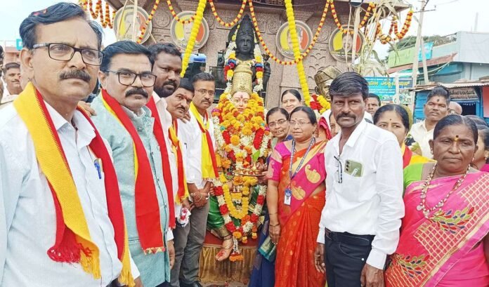 A grand welcome to Kannada Sahitya Rath