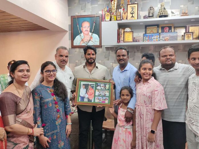 page-3, koppal-nikhil kumaraswamy Nikhil's visit to Mahathayanamatha's house