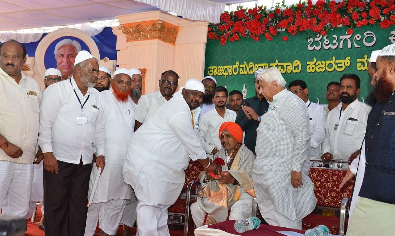 Minister Dr. H.K. Patil pays homage to Kallayyaj of Sri Veereshwar Punyashram