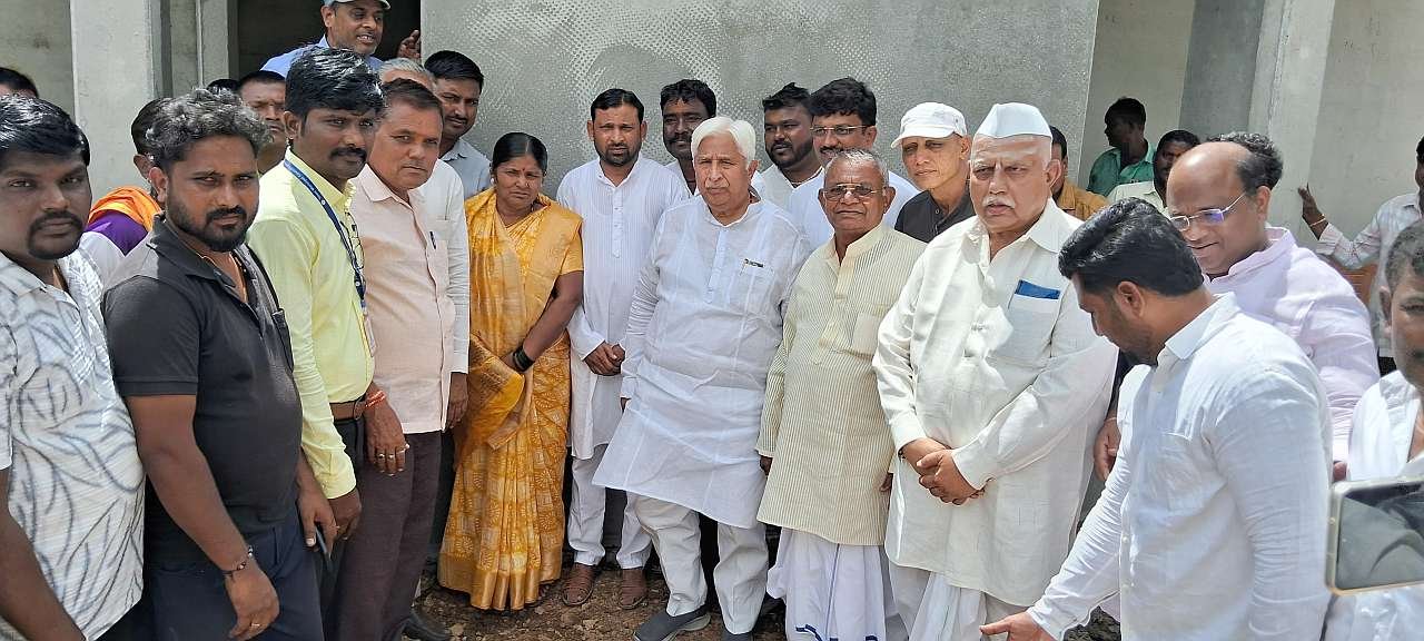 Minister H.K. Patil watched the work of Indira Canteen