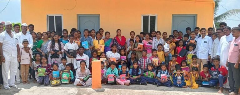 ವಿದ್ಯಾರ್ಥಿಗಳಿಗೆ ಉಚಿತ ನೋಟ್‌ಬುಕ್, ಬ್ಯಾಗ್ ವಿತರಣೆ