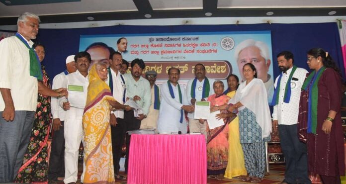Distribution of vouchers to hundreds of slum families of Gadag-Betageri city