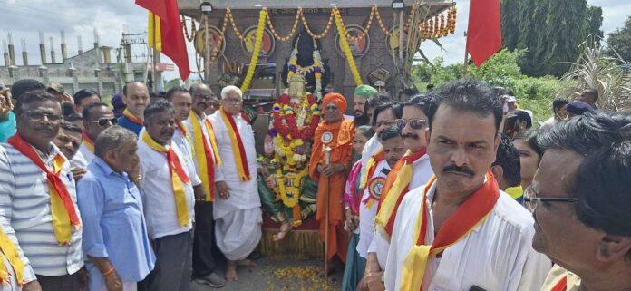 MLA G.S. welcomed the Kannada chariot that arrived at Gajendragad. Patil