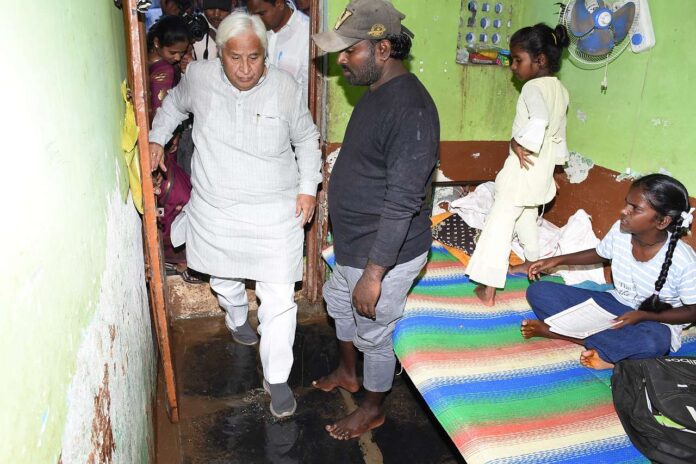 Minister's visit to damaged houses