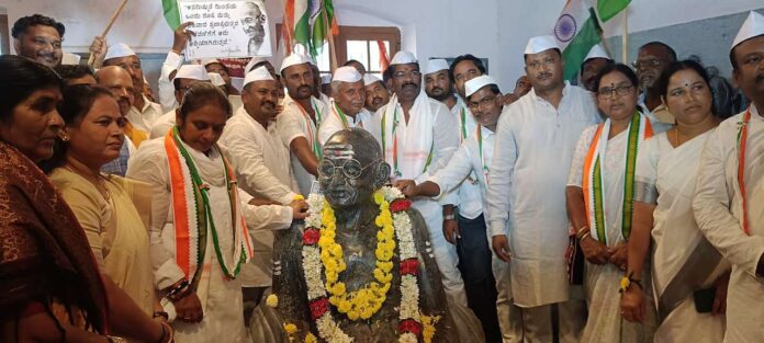 Offering a bouquet to the effigy of Mahatma Gandhi