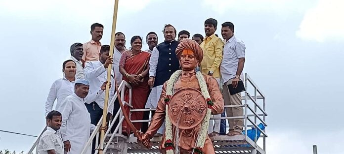 K.S. visited Thimmapura. Eshwarappa