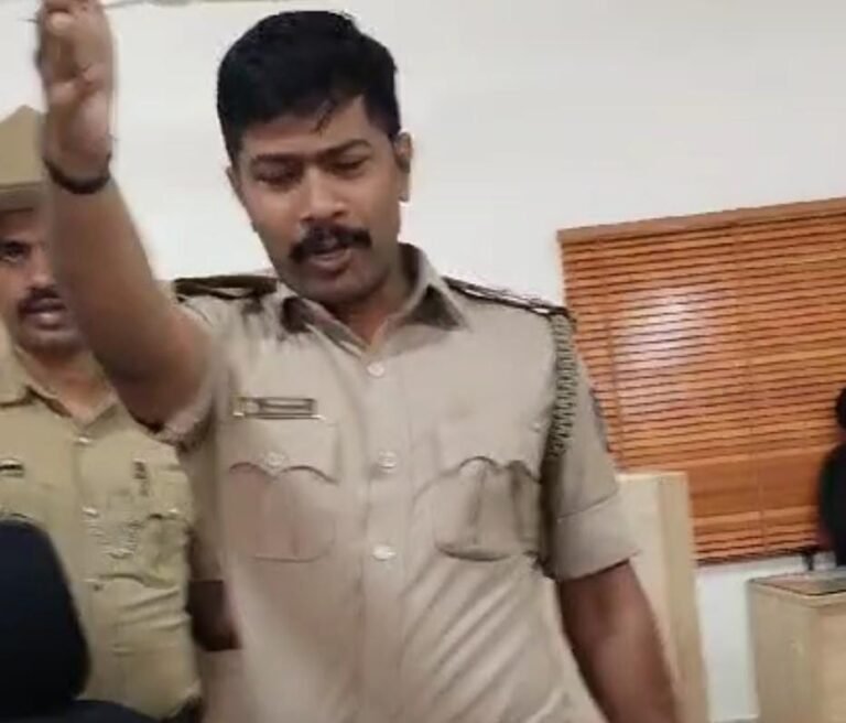 ಸಮವಸ್ತ್ರದಲ್ಲೇ ಕಿರಿಕ್: ಠಾಣೆಯಲ್ಲೇ ಕಚ್ಚಾಡಿಕೊಂಡ ಪೊಲೀಸರು!