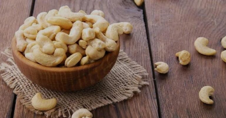 ಗೋಡಂಬಿ ತಿಂದ್ರೆ ತೂಕ ಹೆಚ್ಚಾಗುತ್ತಾ!? ನಿಮಗೆ ತಿಳಿಯದ ಇಂಟ್ರೆಸ್ಟಿಂಗ್ ಮಾಹಿತಿ ಇಲ್ಲಿದೆ!