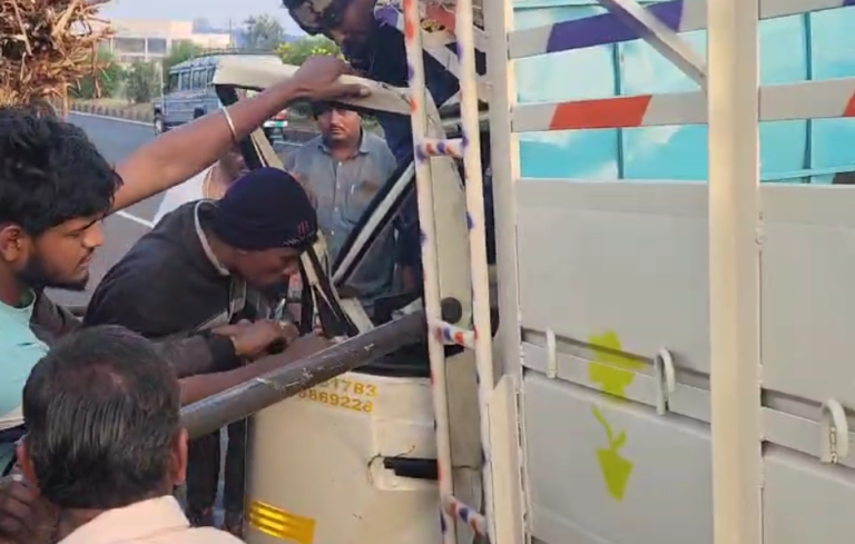 ನಿಂತಿದ್ದ ಕಬ್ಬು ತುಂಬಿದ ಟ್ರಾಕ್ಟರ್ ಗೆ ಗೂಡ್ಸ್ ವಾಹನ ಡಿಕ್ಕಿ: ಕ್ಲಿನರ್ʼಗೆ ಗಂಭೀರ ಗಾಯ!