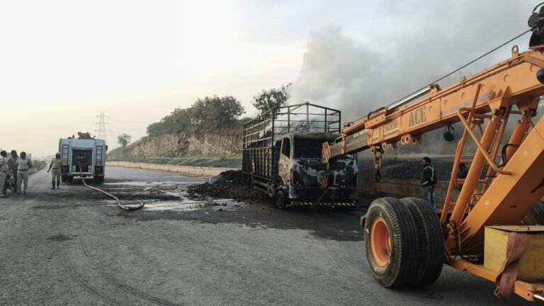 ಧಾರವಾಡ: ನೋಡು ನೋಡುತ್ತಿದ್ದಂತೆ ರಸ್ತೆಯಲ್ಲೇ ಹೊತ್ತಿ ಉರಿದ ಕ್ಯಾಂಟರ್!