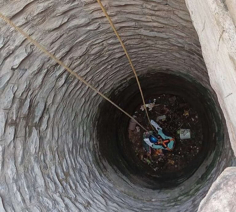 ಬಾವಿಗೆ ಬಿದ್ದ ಬೆಕ್ಕಿನ ರಕ್ಷಣೆ ಮಾಡಿದ ಅಗ್ನಿಶಾಮಕ ದಳದ ಸಿಬ್ಬಂದಿ