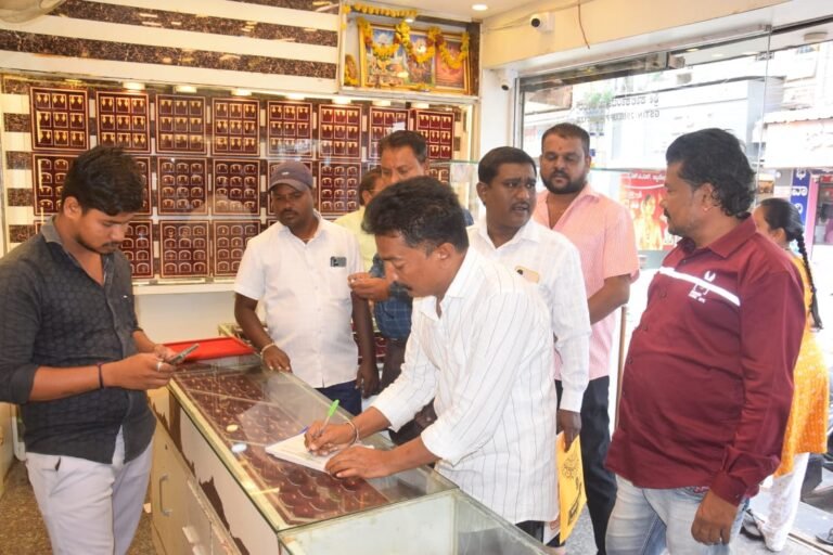 ಉದ್ದಿಮೆಗಳ ಅಧಿಕೃತ ಲೈಸನ್ಸ್ ತಪಾಸಣೆ ನಡೆಸಿದ ಹಿರಿಯ ಆರೋಗ್ಯ ನಿರೀಕ್ಷಕ ಎಂ.ಎಂ. ಮಕಾನದಾರ