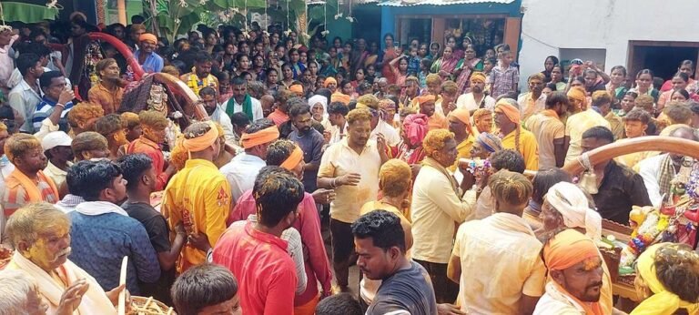 ಸಾವಿರಾರು ಭಕ್ತರ ಸಮ್ಮುಖದಲ್ಲಿ ಅದ್ದೂರಿಯಾಗಿ ನಡೆದ ಮರಿಯಮ್ಮ ದೇವಿಯ ಅಗ್ನಿ ಮಹೋತ್ಸವ