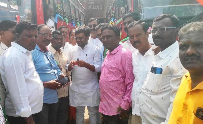 ಶಿರಹಟ್ಟಿ ಘಟಕಕ್ಕೆ 4 ನೂತನ ಬಸ್ ಸಂಚಾರಕ್ಕೆ ಶಾಸಕ ಡಾ.ಚಂದ್ರು ಲಮಾಣಿ ಚಾಲನೆ