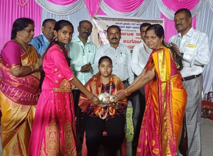 Children's poet Pranathi Rajendra Gadada's honor ceremony