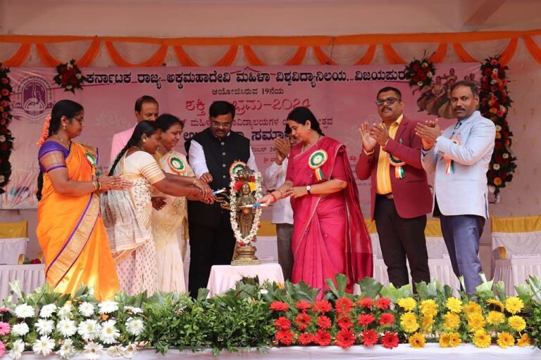 ಮಹಿಳೆಯರು ಸಾಧನೆ ಮಾಡುವುದರತ್ತ ಗಮನ ಹರಿಸಬೇಕು: ಸಚಿವೆ ಲಕ್ಮೀ ಹೆಬ್ಬಾಳಕರ್