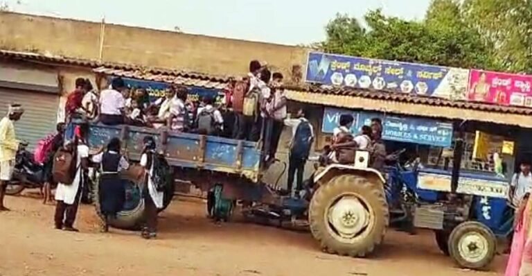 ಸಾರಿಗೆ ಬಸ್ ನಲ್ಲಿ ನೂಕುನುಗ್ಗಲು: ಟ್ರ್ಯಾಕ್ಟರ್ ಏರಿ ಮನೆ ಸೇರಿದ ವಿದ್ಯಾರ್ಥಿಗಳು